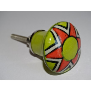 Botón verde pastel en forma de pera y flor de naranja