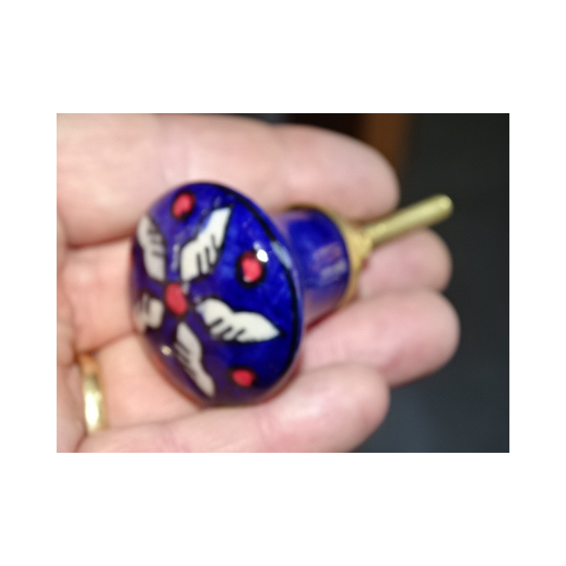 bouton en forme de poire outremer et fleur blanche