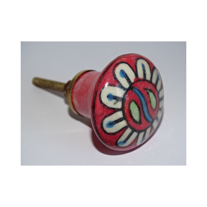 bouton en forme de poire rouge et fleur blanche