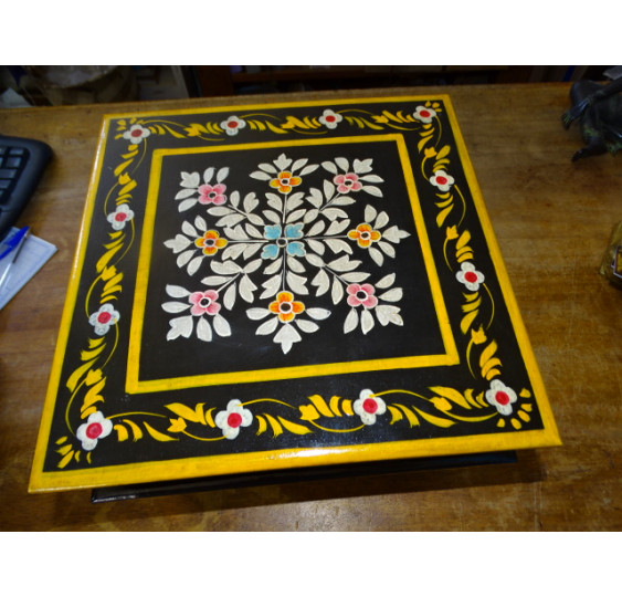 Tavolo cuscino "Bazot" in 30x30 cm nero e fiori