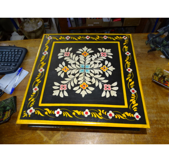 Tavolo cuscino "Bazot" in 38x38 cm nero e fiori