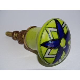 bouton en forme de poire verte pastel et fleur outremer