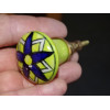 bouton en forme de poire verte pastel et fleur outremer