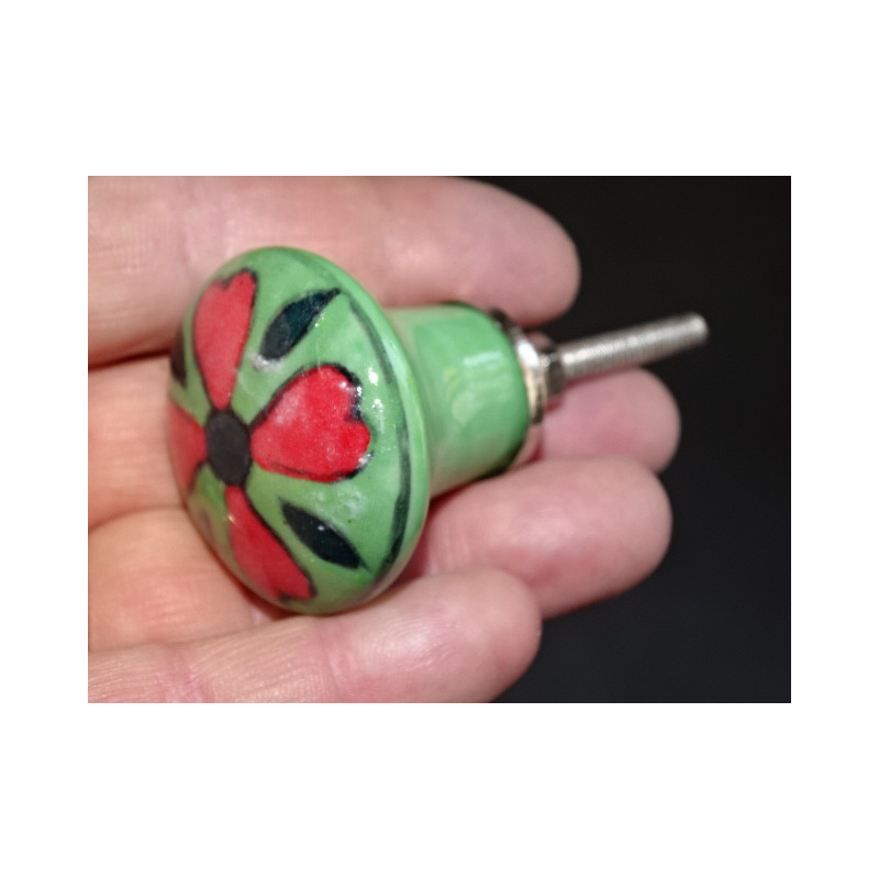 Botón en forma de pera verde y flor roja