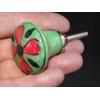 bouton en forme de poire verte et fleur rouge