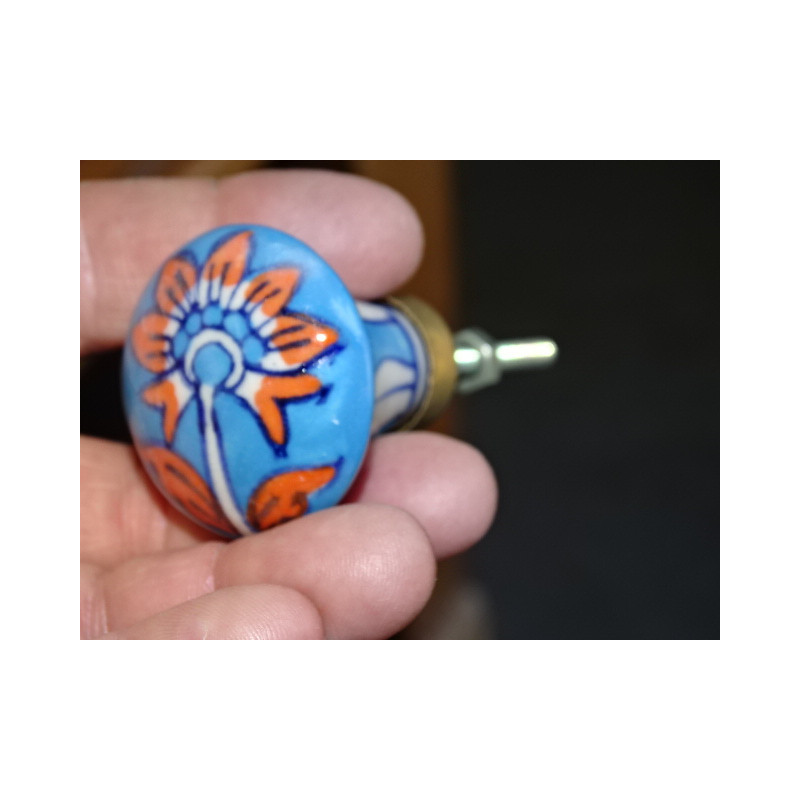 bouton en forme de poire turquoise et fleur orange