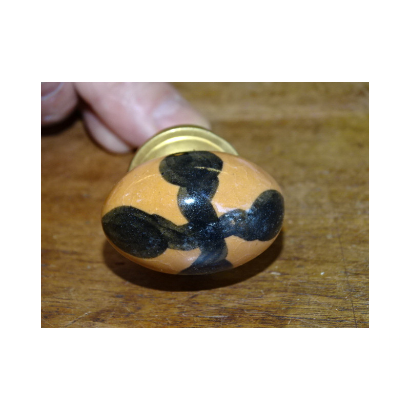 botones de porcelana marrón oliva cruz negro