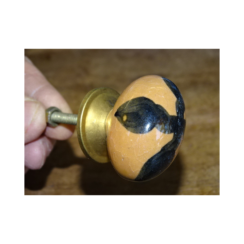 poignée en porcelaine forme olive taupe croix noir
