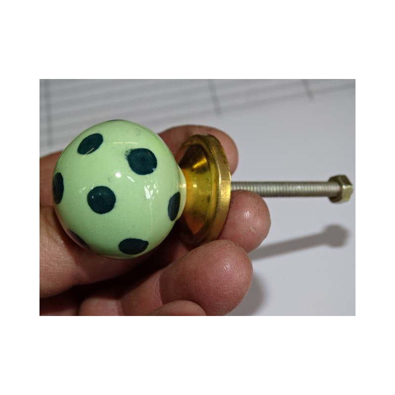 bouton boule vert clair avec pois verts foncés