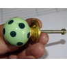 bouton boule vert clair avec pois verts foncés