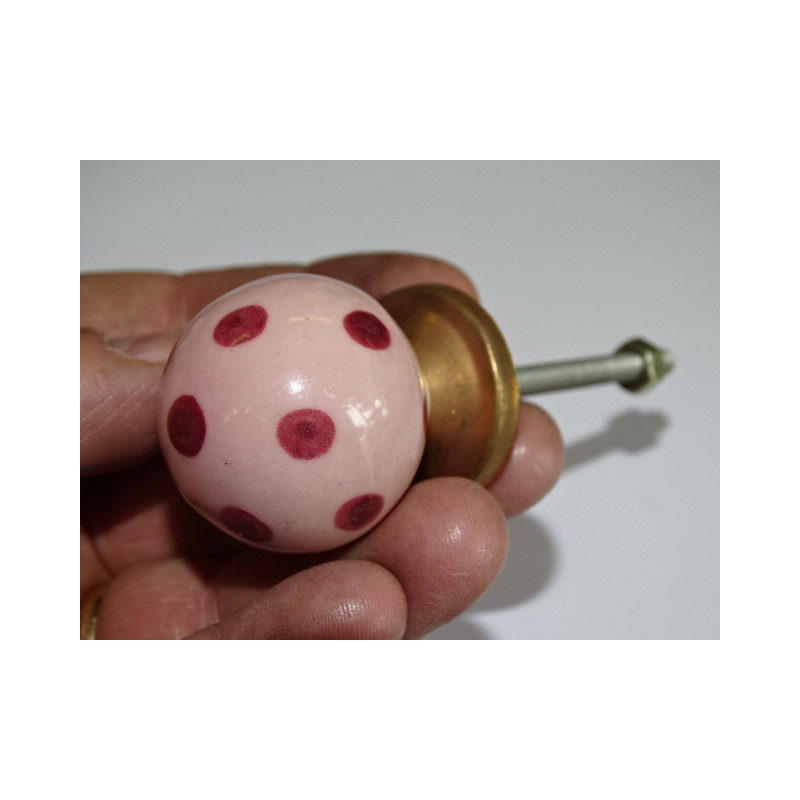 Pulsante rosa chiaro con passo palla rosa scuro