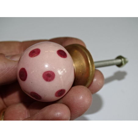 bouton boule rose clair avec pois roses foncés