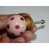 bouton boule rose clair avec pois roses foncés
