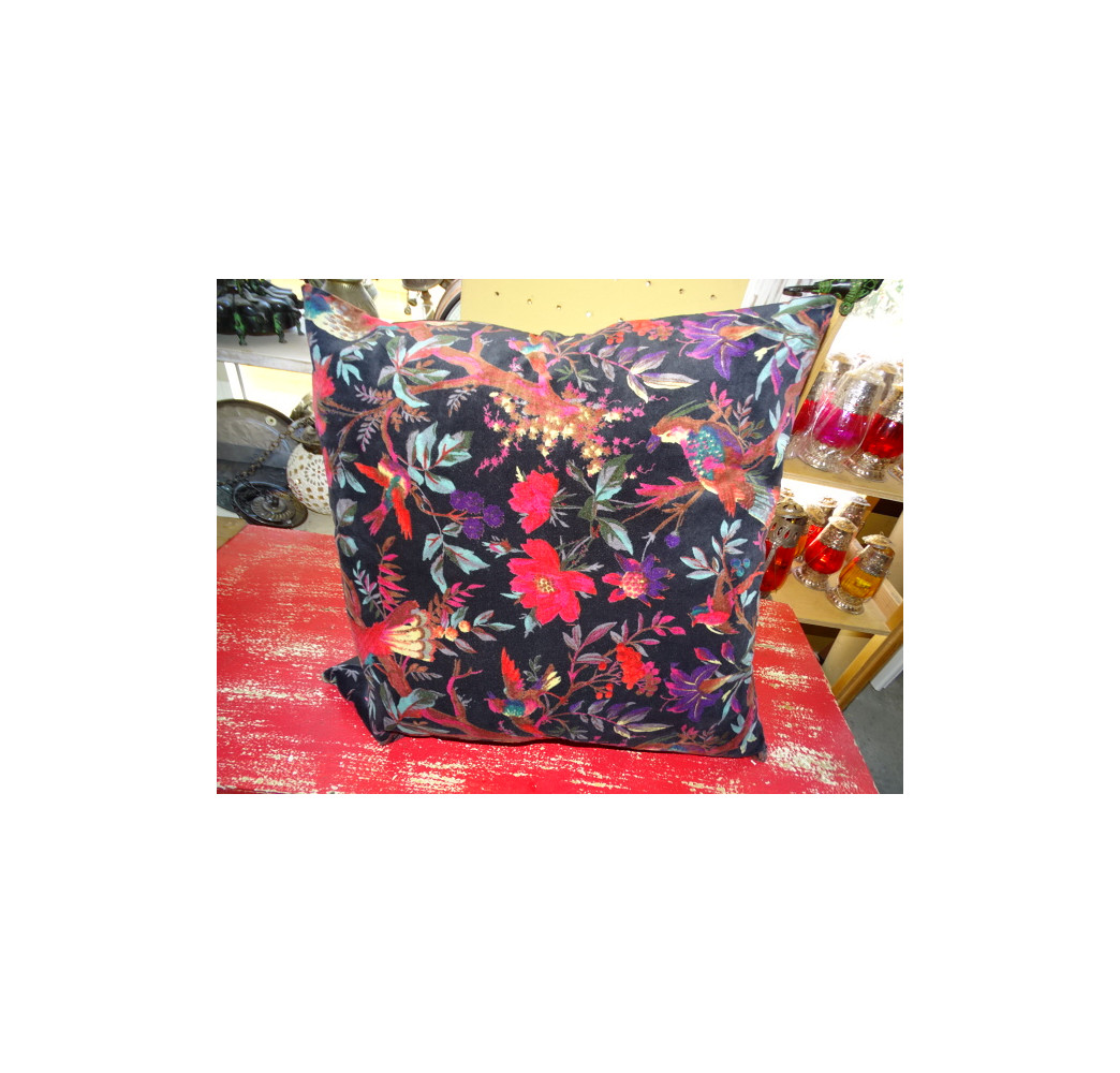 Velvet covers with black bird of paradise in 60X60 cm
