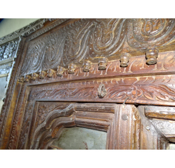 Vecchie porte decorate con ottone in 105x12x204 cm