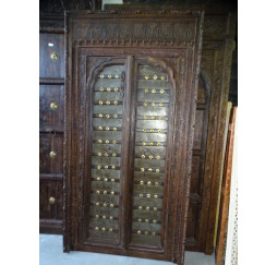 Puertas antiguas decoradas con latón en 105x12x204 cm