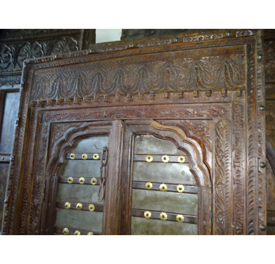 Puertas antiguas decoradas con latón en 105x12x204 cm