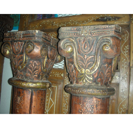 Set bestehend aus zwei Säulen bemalt embossed