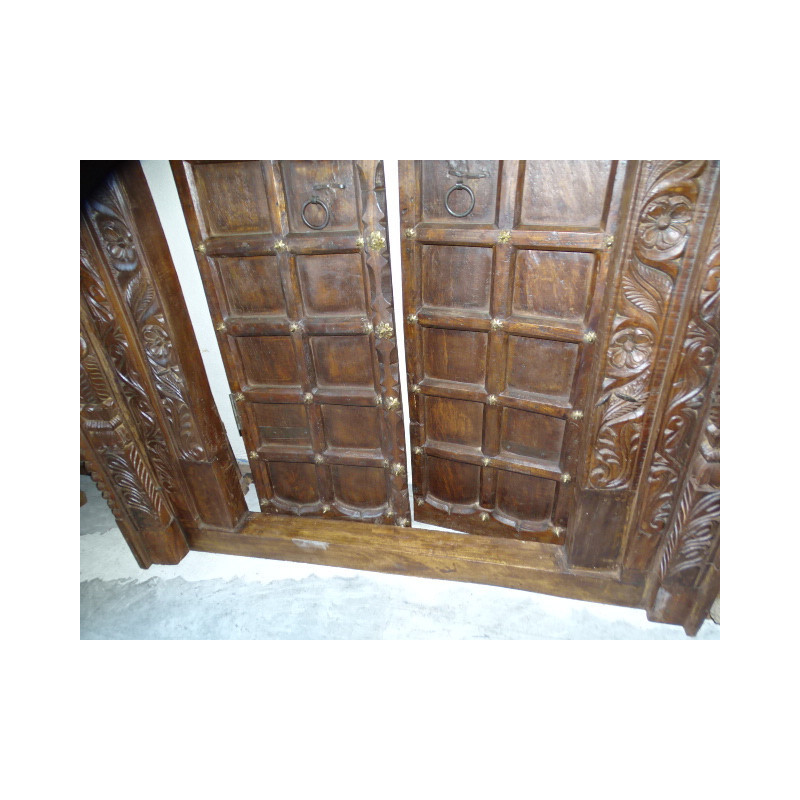 Old doors decorated with a carved lintel 142x18x224 cm