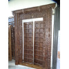 Vieilles portes ornée d'un linteau sculpté en 142x18x224 cm