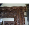 Vieilles portes ornée d'un linteau sculpté en 142x18x224 cm