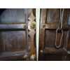 Vieilles portes ornée d'un linteau sculpté en 142x18x224 cm