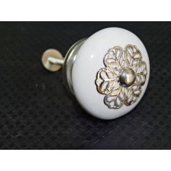 Weißer Porzellangriff mit Metallplättchen Ornament
