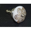 Manija de porcelana blanca con adorno de metal margarita
