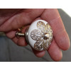 Manija de porcelana blanca con adorno de metal margarita