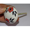 mobili manico rotondo con i fiori rossi e neri