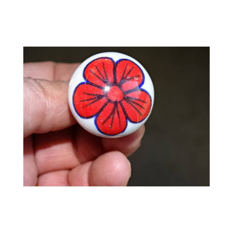 Tirador de pera con flor roja