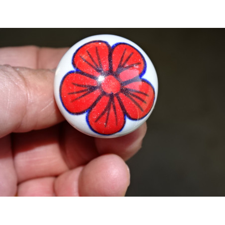 Birnenschubladengriff mit roter Blume