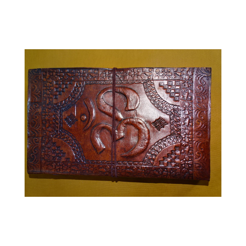 Grand carnet de voyage en cuir avec motif OM 13X23 cm