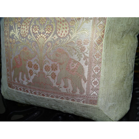 Housse de coussin 2 éléphants de couleur écru avec un bord brocart