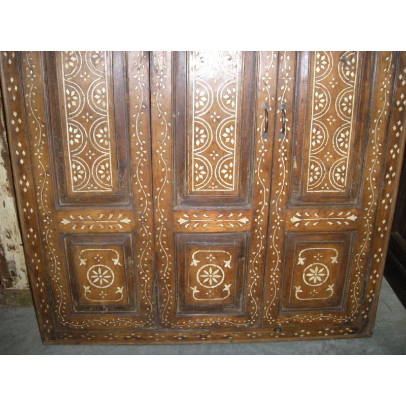 door os closed 2 double doors