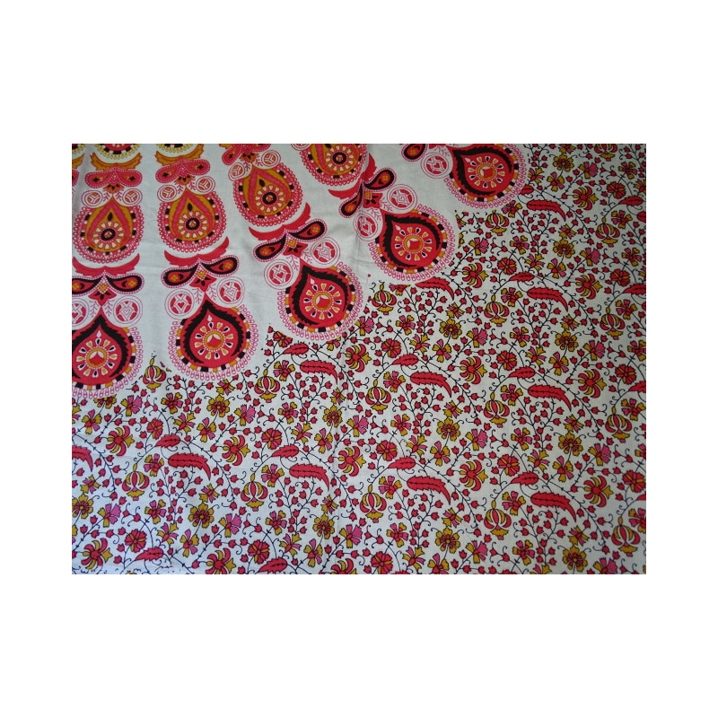 Tenture en coton rouge et bordeau  avec un motif vitrail