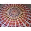 Tenture en coton rouge et bordeau  avec un motif vitrail