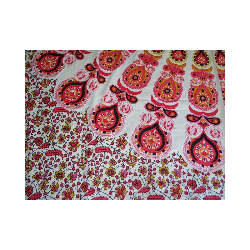 Tenture en coton rouge et bordeau  avec un motif vitrail