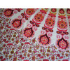 Tenture en coton rouge et bordeau  avec un motif vitrail