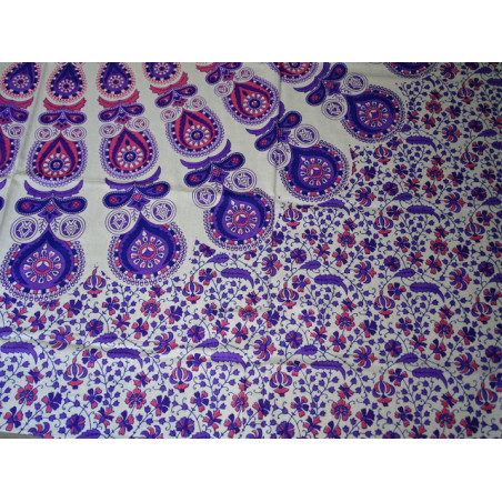 Tenture en coton violette avec un vitrail et un kashmeer