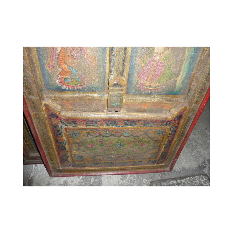 Ventana pintada muy viejo con arco