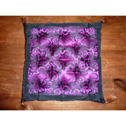 Galette de chaise noire et fleurs violette