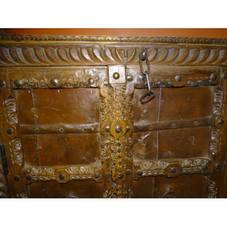 Piccole porte antiche dell'armadio con metallo - 1