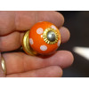 Piccolo arancio gestisce con puntini bianchi