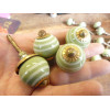 Mini boutons Vert anis trait blanc
