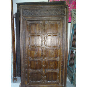 Porta di casa patinata nel buio