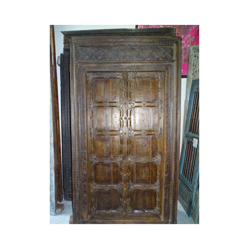 Porta di casa patinata nel buio