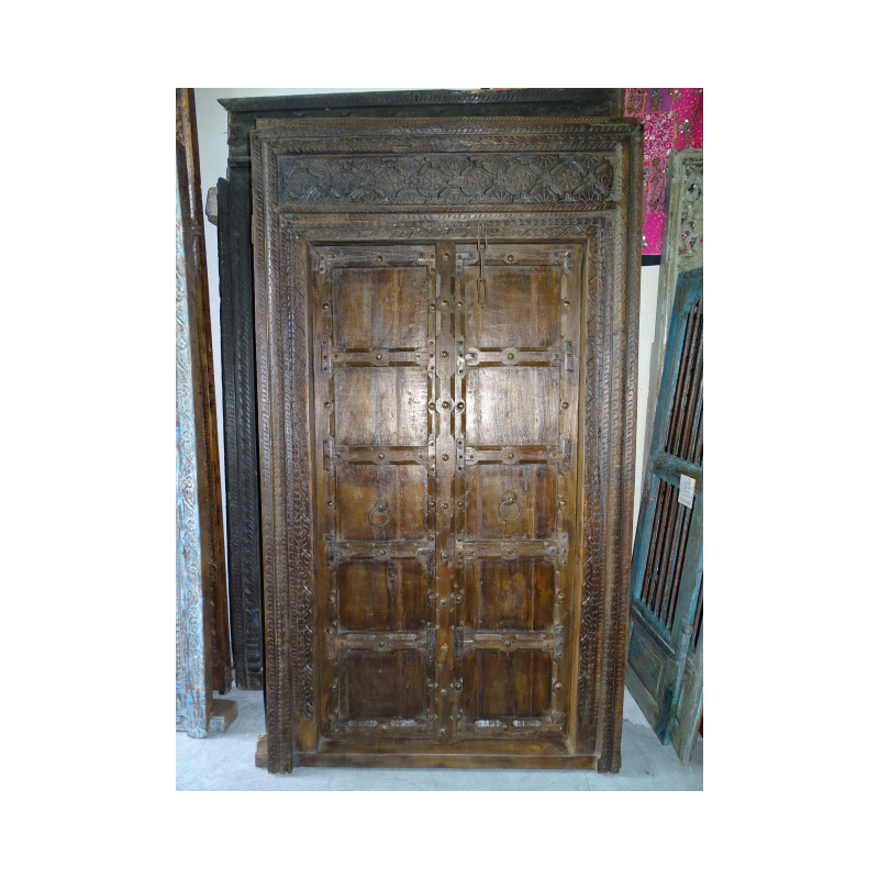 Porte de maison patinée en foncé