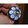 mini boutons en céramique emeraude et fleur blanche - argenté