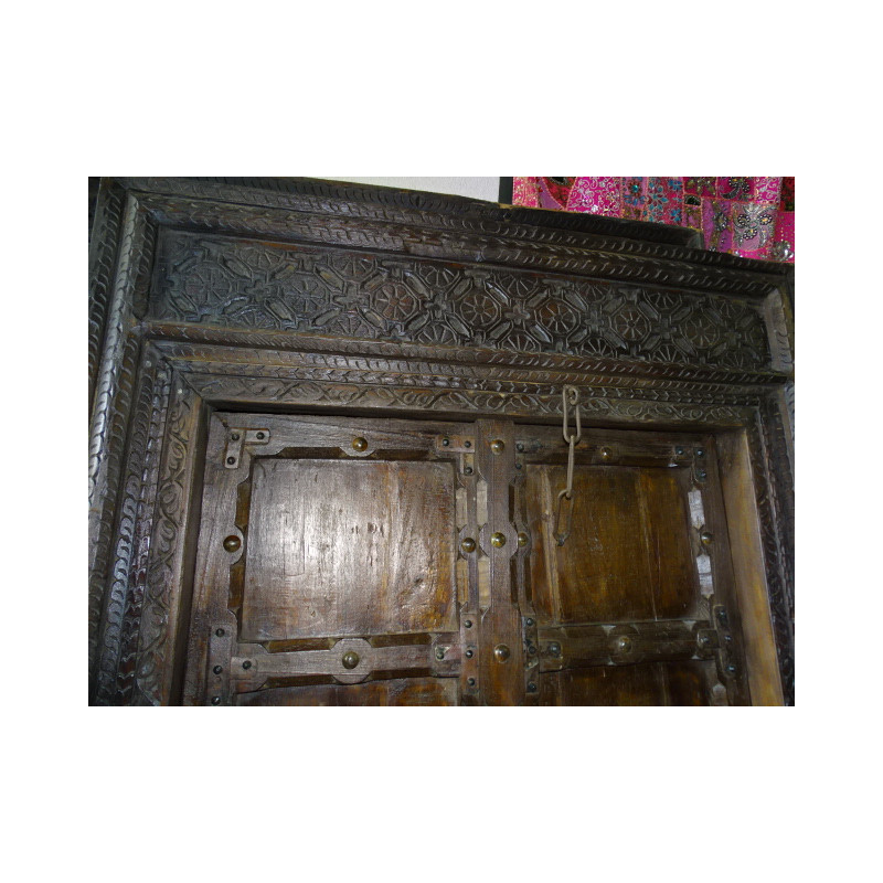 Porte de maison patinée en foncé